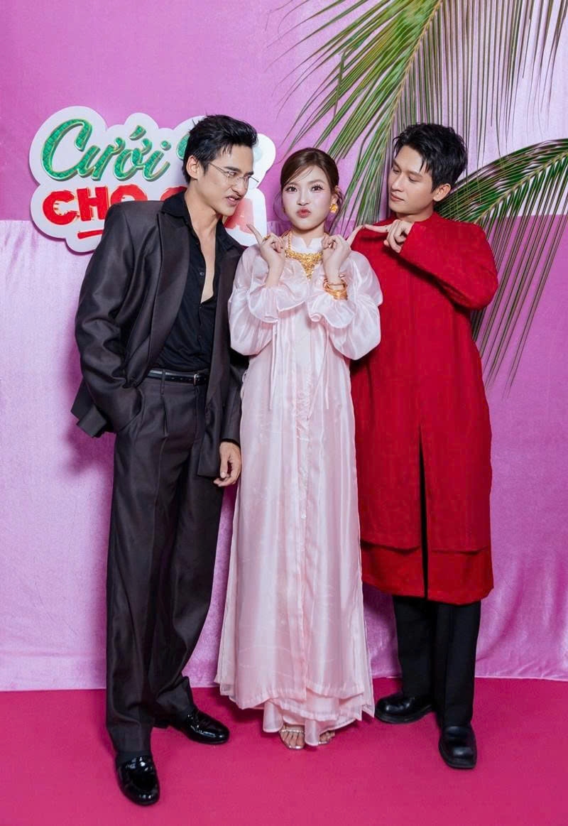 Lương Thế Thành nhí nhảnh bên bà xã Thúy Diễm và bạn diễn của cô.