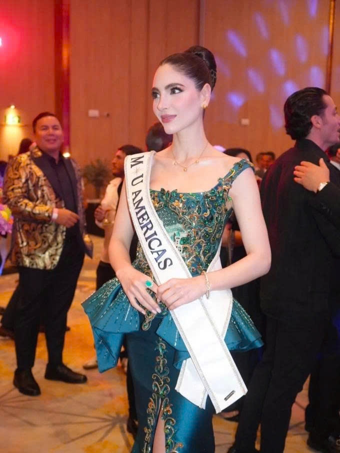 Cô tên đầy đủ Stephany Adriana Abasali Nasser, 25 tuổi, sinh ra tại thành phố Puerto Ordaz thuộc bang Bolívar. Người đẹp đang theo học ngành Kinh tế tại Đại học Quốc tế Florida (Mỹ), thành thạo 3 ngôn ngữ là tiếng Tây Ban Nha, tiếng Anh và tiếng Ả Rập. 