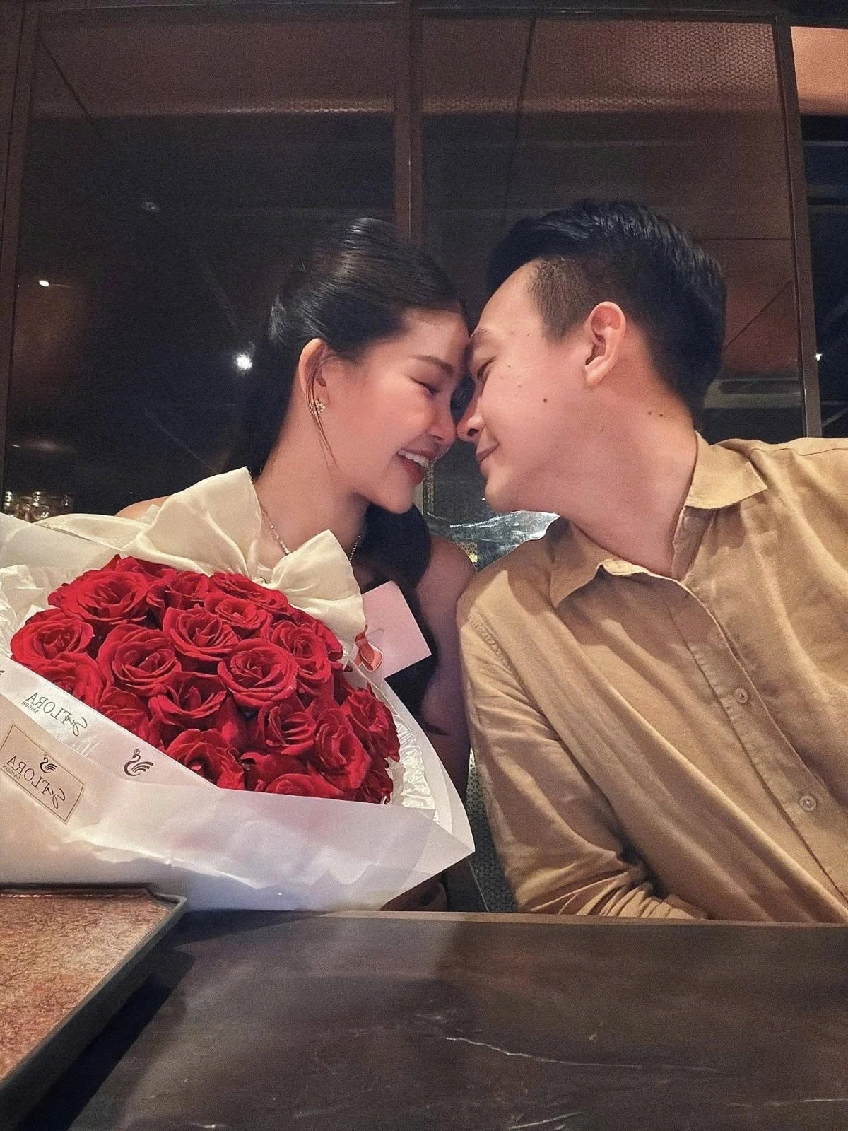 Hoa hậu Lê Âu Ngân Anh và ông xã kỷ niệm 3 năm cưới. “Vậy là hành trình hạnh phúc của gia đình nhỏ chúng ta chính thức bước sang năm thứ tư rồi nha”, cô viết.