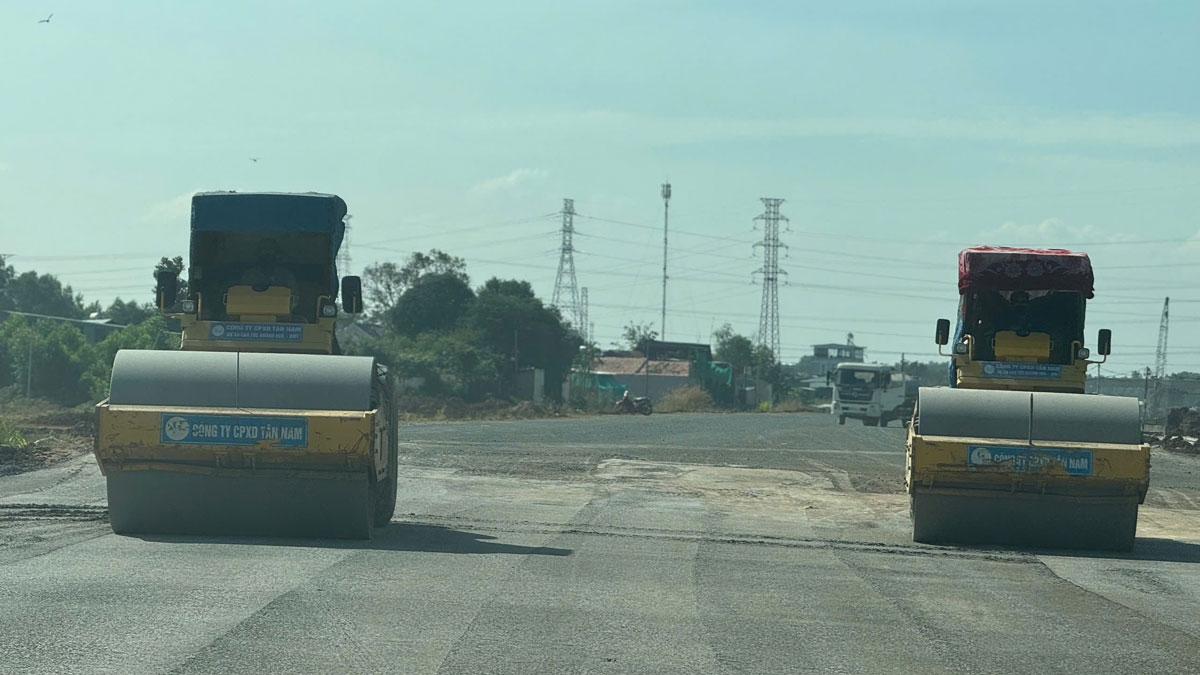 Các đơn vị đang thực hiện "3 ca, 4 kíp" để đảm bảo tiến độ (ảnh: Tuệ Nhâm)