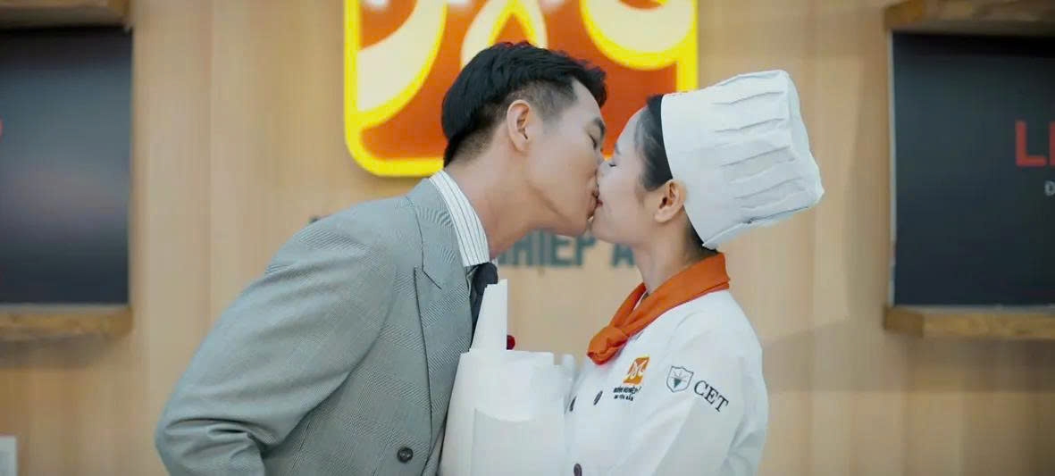 Dũng cầu hôn Ngân. (Ảnh: VTV)