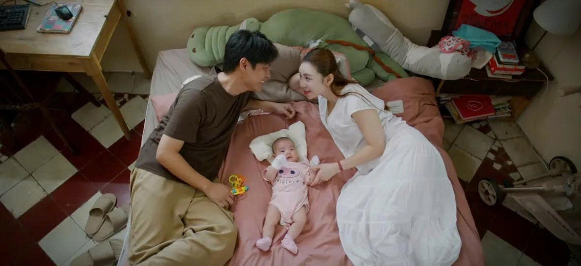 Vợ chồng Lam - Toàn hạnh phúc đón con đầu lòng (Ảnh: VTV)