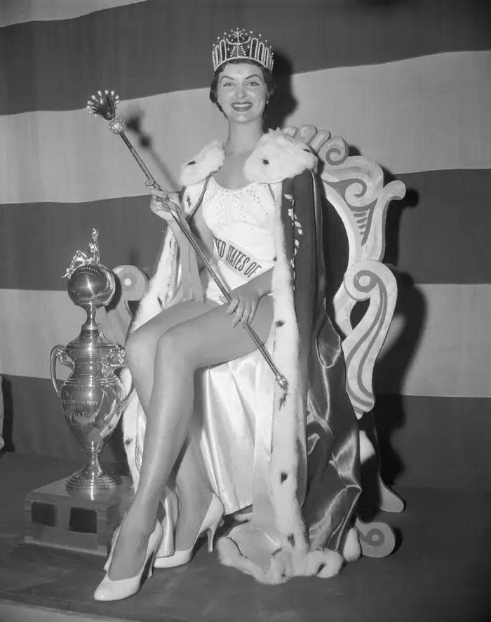 Mary Leona Gage - người đăng quang Miss USA 1957 và đáng lẽ đại diện Mỹ dự Miss Universe bị phát hiện đã kết hôn, có hai con và khai gian tuổi (nói 18 nhưng thực tế 21). Theo The Baltimore Sun, chỉ một ngày sau khi chiến thắng, cô bị tước danh hiệu vì Miss Universe khi đó cấm thí sinh đã kết hôn hoặc sinh con . Quy định này chỉ được thay đổi vào năm 2023. Mãi đến năm 2005, Gage kể rằng mình thi hoa hậu để tìm đường trốn khỏi người chồng kết hôn từ năm 14 tuổi.