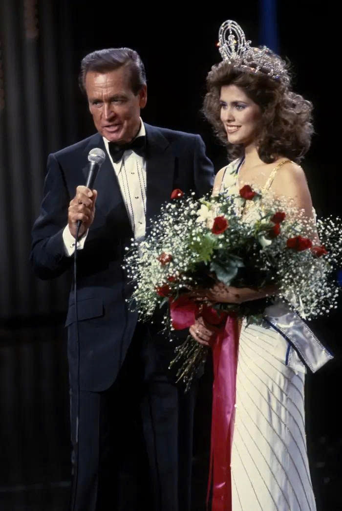 Từ năm 1966 đến 1987, Bob Barker là gương mặt chủ chốt của Miss Universe và Miss USA. Nhưng ông là một nhà hoạt động bảo vệ động vật và phản đối việc các thí sinh được tặng áo lông thú. Năm 1987, Barker tuyên bố sẽ không tiếp tục dẫn chương trình nếu ban tổ chức không thay áo lông bằng da giả. Năm đó, Miss Universe đồng ý và Barker vẫn xuất hiện. Tuy nhiên, theo The New York Times, đến năm 1988, ban tổ chức lại dự định tặng áo lông thật, khiến Barker từ chức vĩnh viễn.
