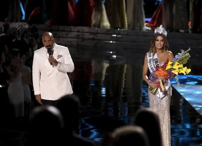 Trong đêm chung kết tháng 12/2015, MC Steve Harvey công bố Miss Colombia - Ariadna Gutiérrez là Hoa hậu Hoàn vũ. Vương miện đã được trao, dải sash khoác lên vai… rồi Harvey quay lại sân khấu và nói ông công bố nhầm. Người chiến thắng thật là Pia Wurtzbach (Philippines). Harvey gọi đó là “tuần tồi tệ nhất đời tôi”.