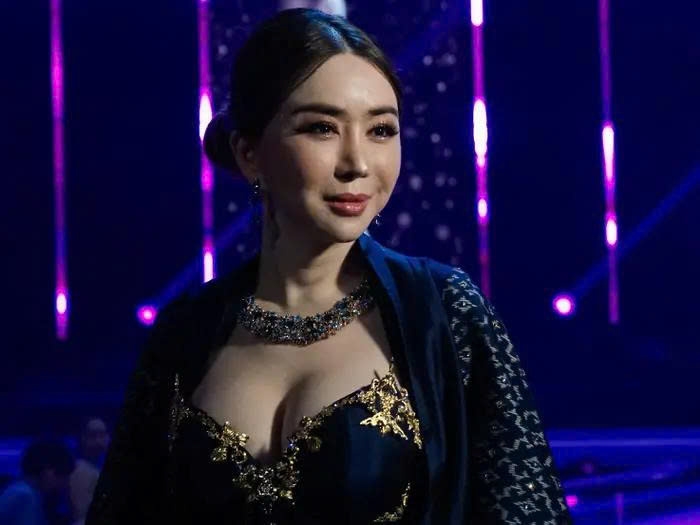 Năm 2024, CEO của Miss Universe lúc bấy giờ, Anne Jakrajutatip, đã bị phản ứng dữ dội sau khi khen ngợi người chiến thắng vì "mái tóc vàng và đôi mắt xanh".