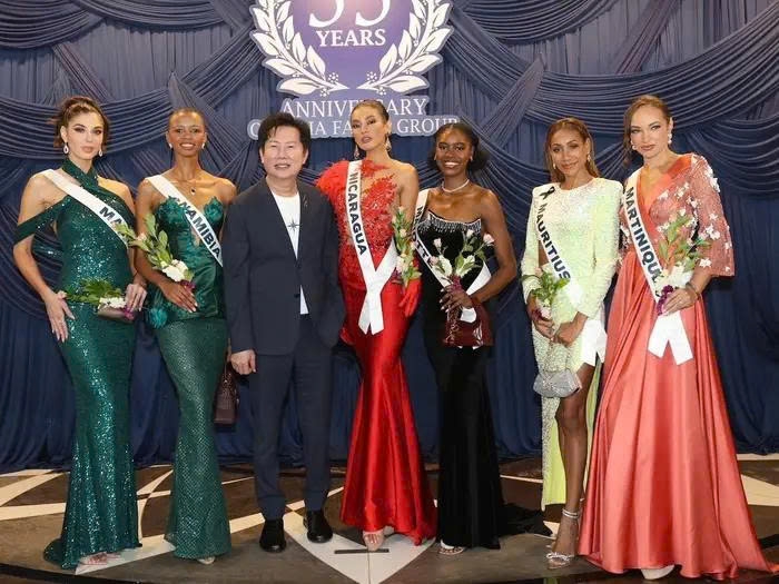 Trong cuộc thi Miss Universe 2025, các thí sinh đã đứng dậy và thông báo bỏ cuộc sau khi giám đốc cuộc thi Miss Universe Thái Lan quát mắng Hoa hậu Mexico.