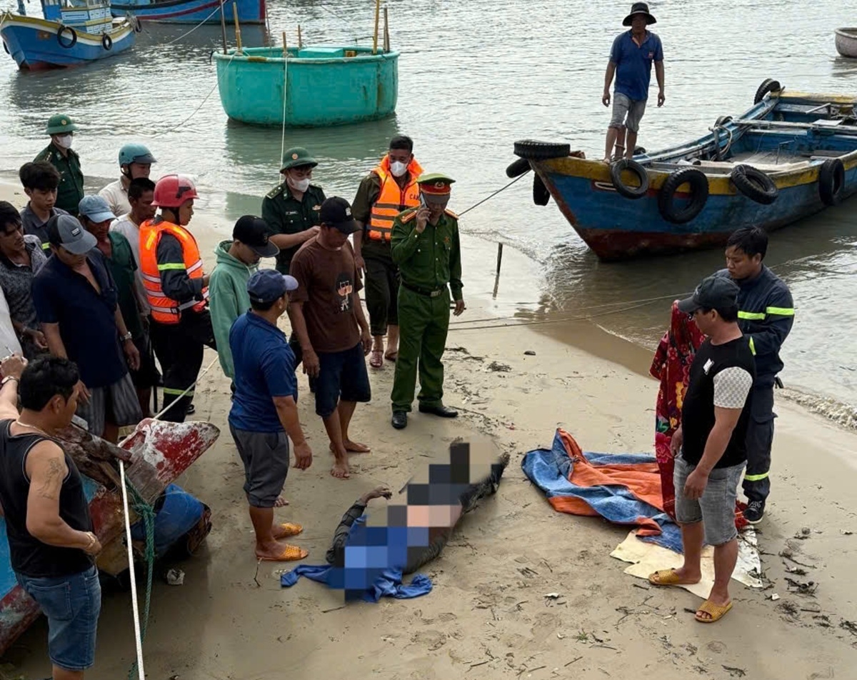 Thi thể nạn nhân được đưa lên bờ. Ảnh: B.H