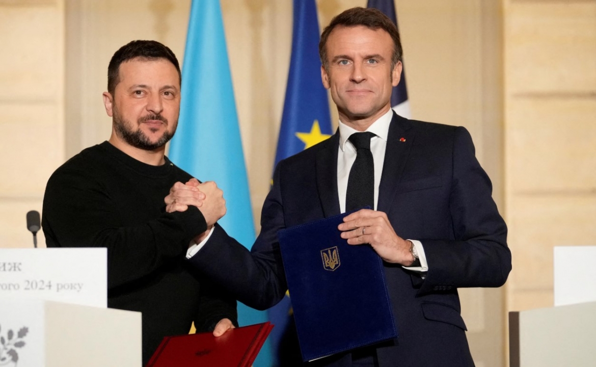 Ông Zelensky (trái) và ông Macron (phải). Ảnh: Reuters