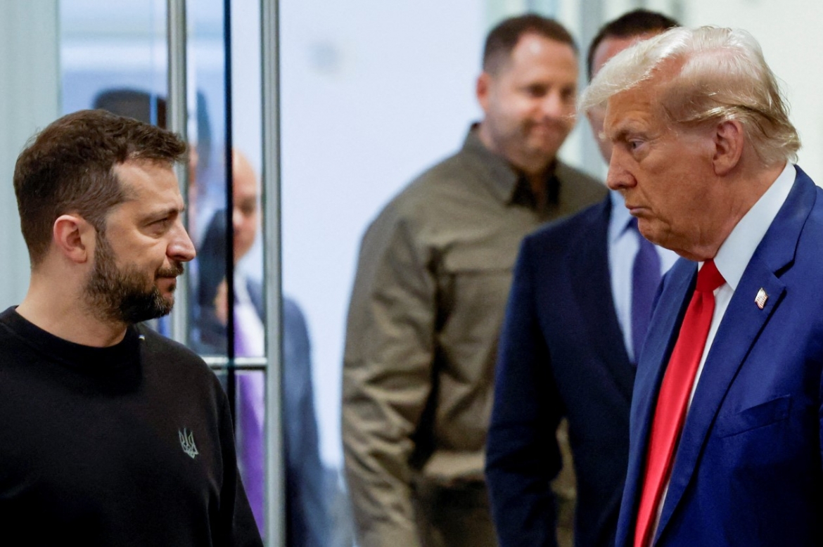 Ông Zelensky (trái) và ông Trump (phải). Ảnh: Reuters