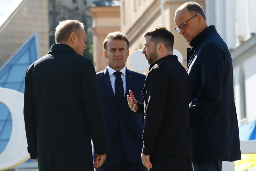 Từ trái sang: Thủ tướng Ba Lan Donald Tusk, Tổng thống Pháp Emmanuel Macron, Tổng thống Ukraine Volodymyr Zelensky of Ukraine và Thủ tướng Đức Friedrich Merz tại Kiev tháng 5/2025. Ảnh: Reuters