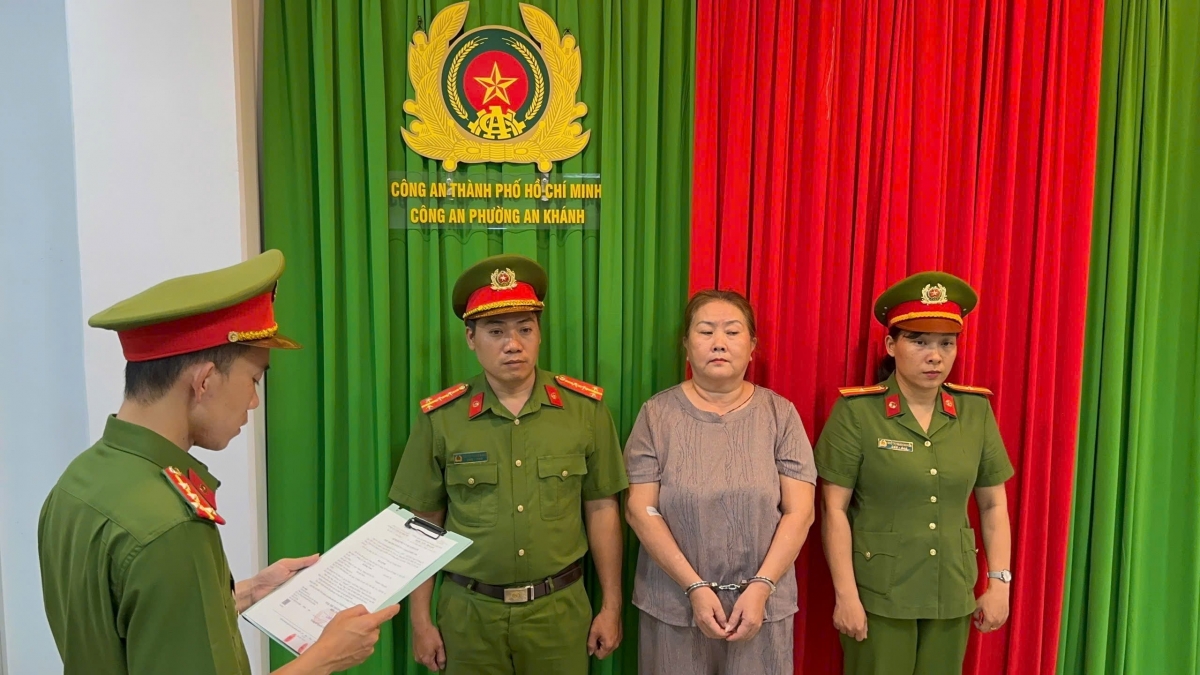 Cơ quan công an tống đạt, thi hành lệnh với Đỗ Hồng Trinh (Ảnh: CACC)