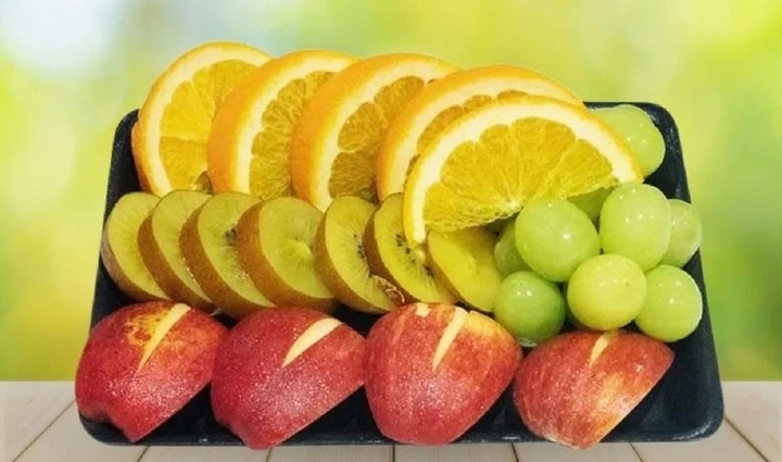 Khay trái cây cắt miếng đôi khi là cách các siêu thị xử lý những quả "có vấn đề".