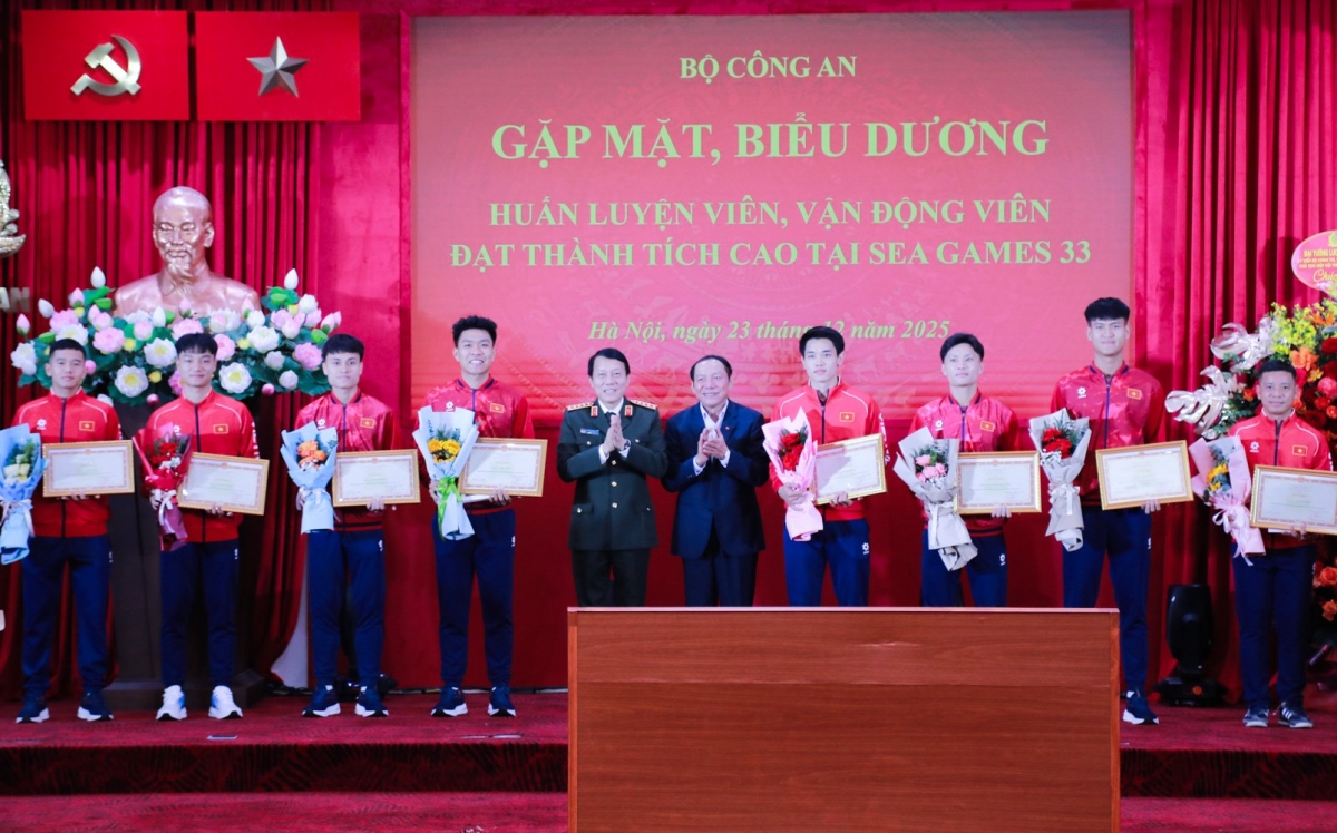 Đại tướng Lương Tam Quang, Bộ trưởng Bộ Công an trao bằng khen cho các VĐV của Thể thao Công an nhân dân đạt thành tích cao tại SEA Games 33. 