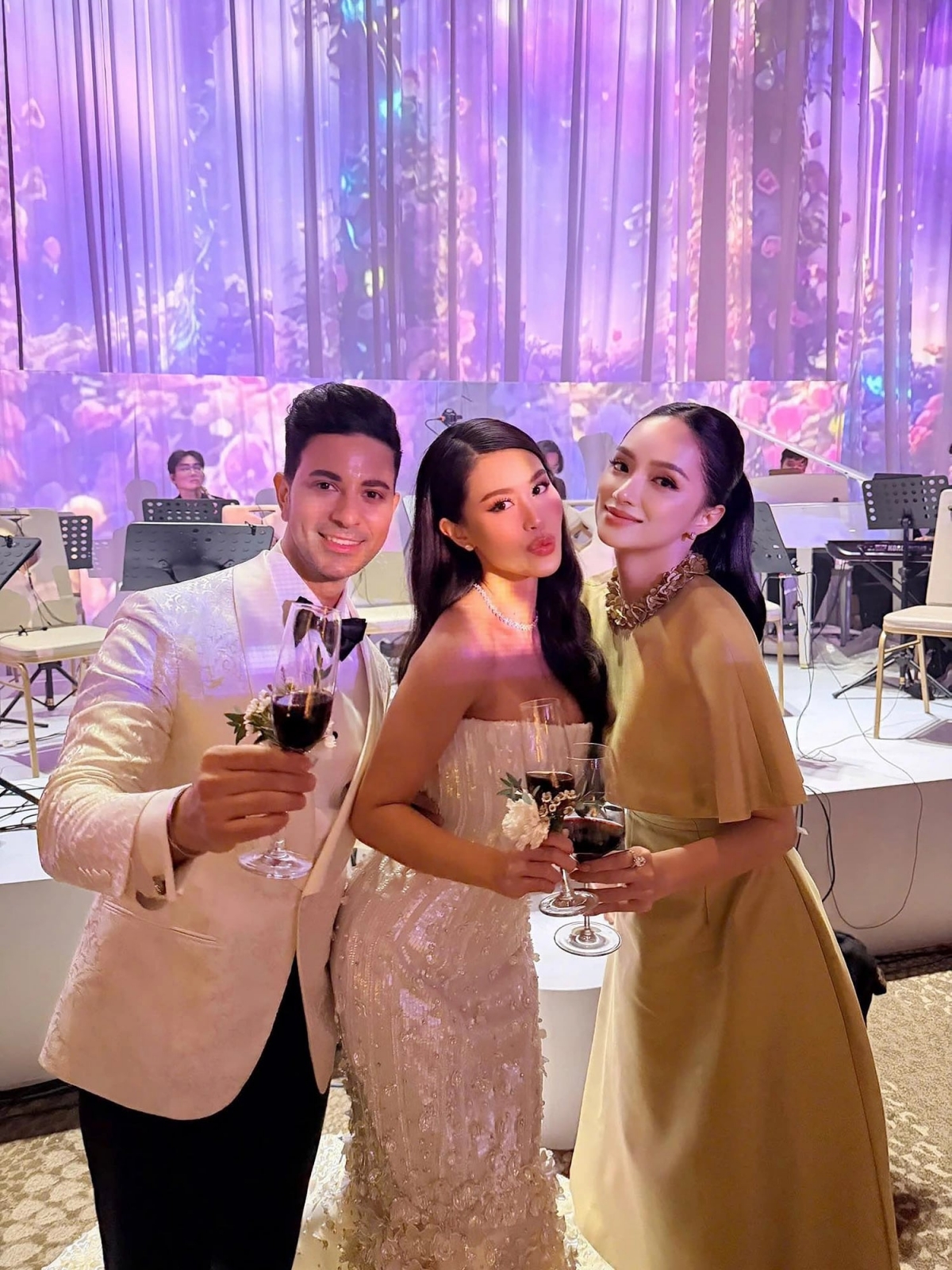 Hoa hậu Chuyển giới Hương Giang là một trong những khách mời tại đám cưới xa hoa của rich kid Tiên Nguyễn và chú rể Justin Cohen. Người đẹp chia sẻ tấm hình chụp cùng đôi uyên ương và chú thích: "Ai cũng xứng đáng có được hạnh phúc".