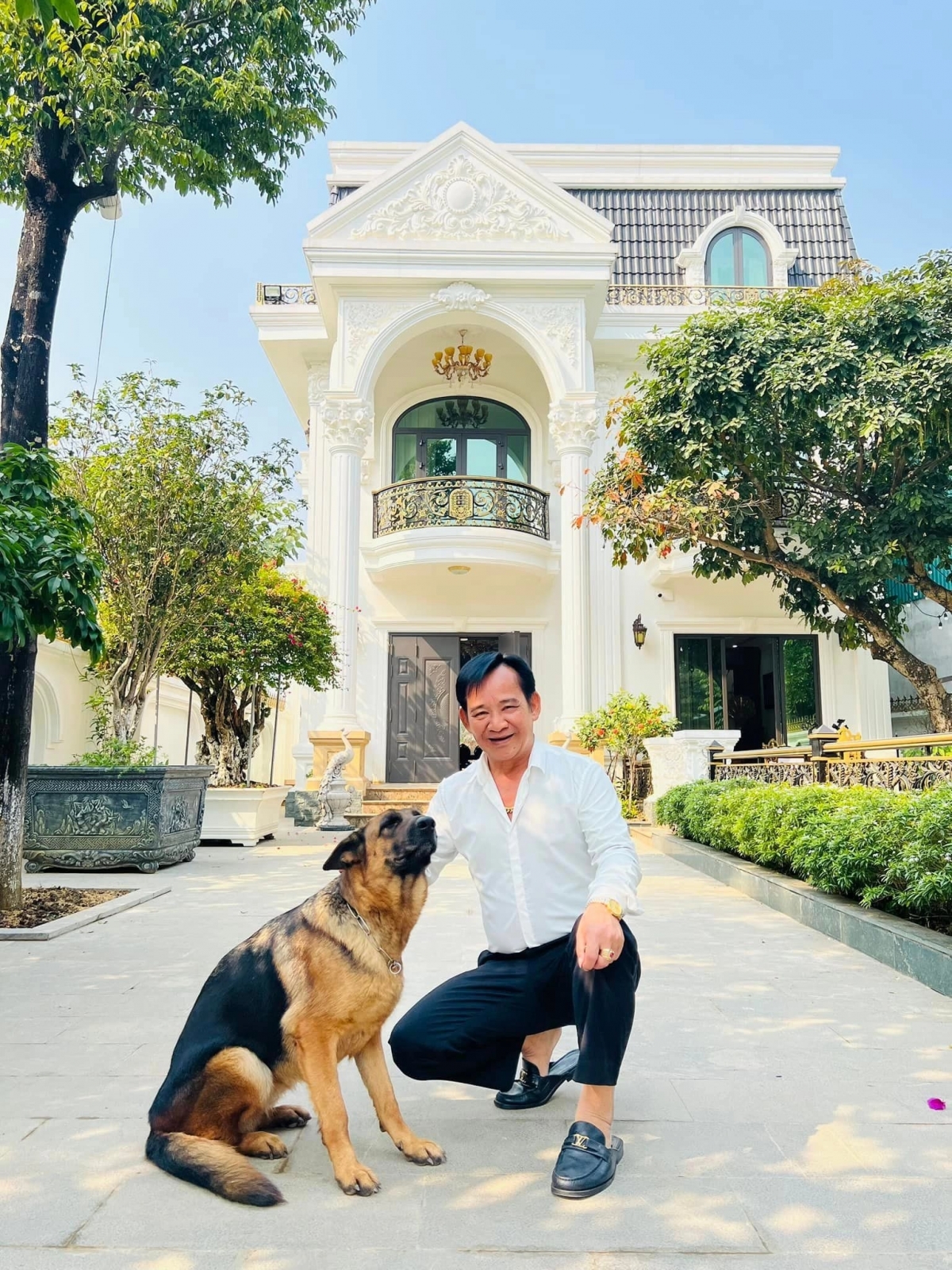 Căn biệt thự của nghệ sĩ Quang Tèo ở Thạch Thất được xây theo phong cách tân cổ điển, có sân vườn, hồ cá và khu đỗ xe ôtô. Cơ ngơi được anh xây dựng trong gần một năm và hoàn thiện vào cuối 2023. Những lúc vắng show, dịp lễ hay Tết, anh thường về đây tìm sự yên bình, tránh xa nhịp sống ồn ào nơi phố thị.