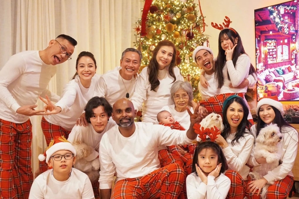 Jennifer Phạm cho biết cô vừa có một đêm Giáng sinh đáng nhớ khi quây quần bên người thân ở California (Mỹ). Trong ảnh, gia đình bốn thế hệ gồm bà ngoại, bố mẹ, các em, các con và các cháu của hoa hậu diện đồng phục khi lưu lại kỷ niệm cùng cây thông Noel.
