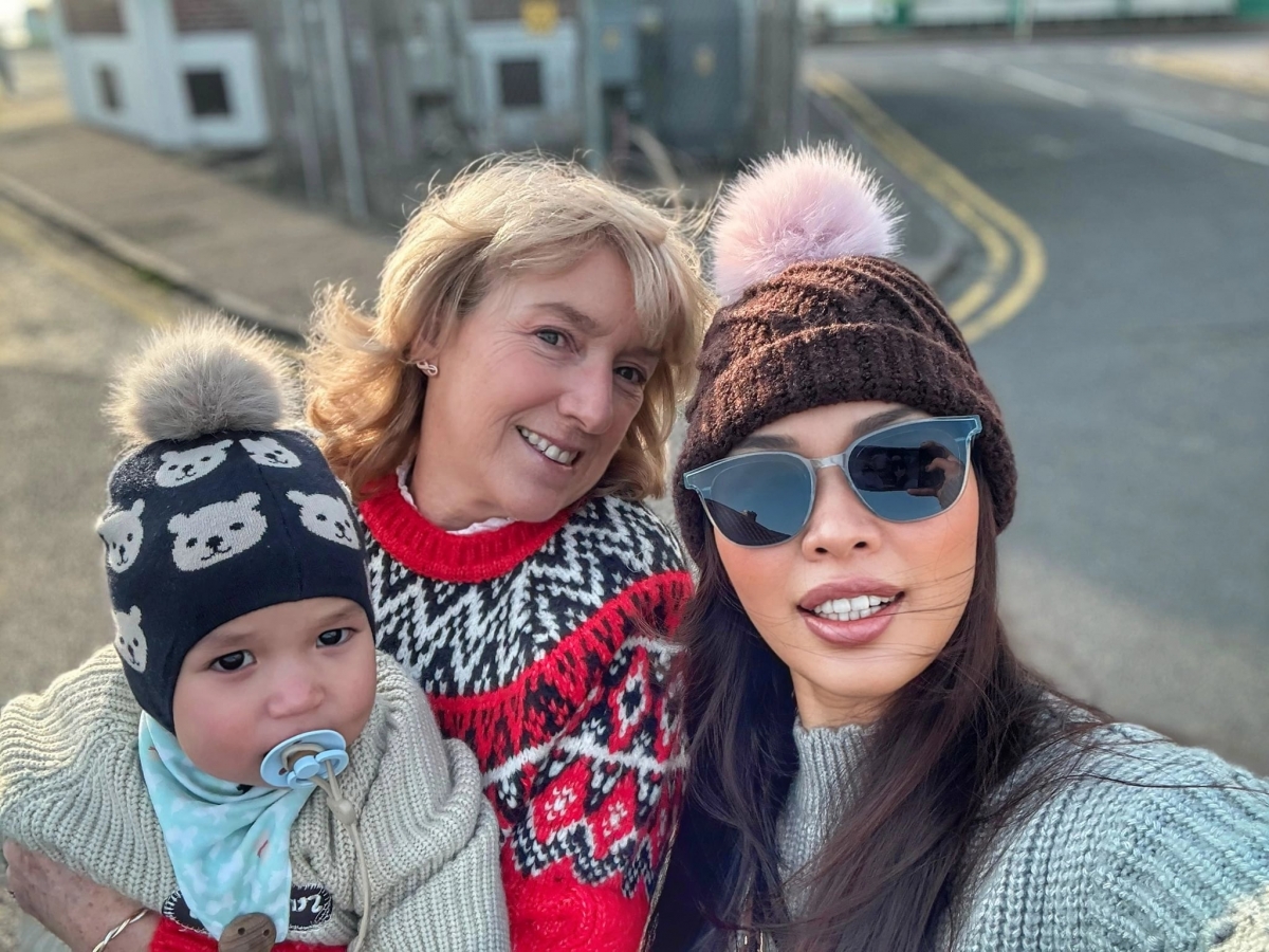 Siêu mẫu Hà Anh selfie với mẹ chồng khi gia đình cô đón Giáng sinh và năm mới tại London.