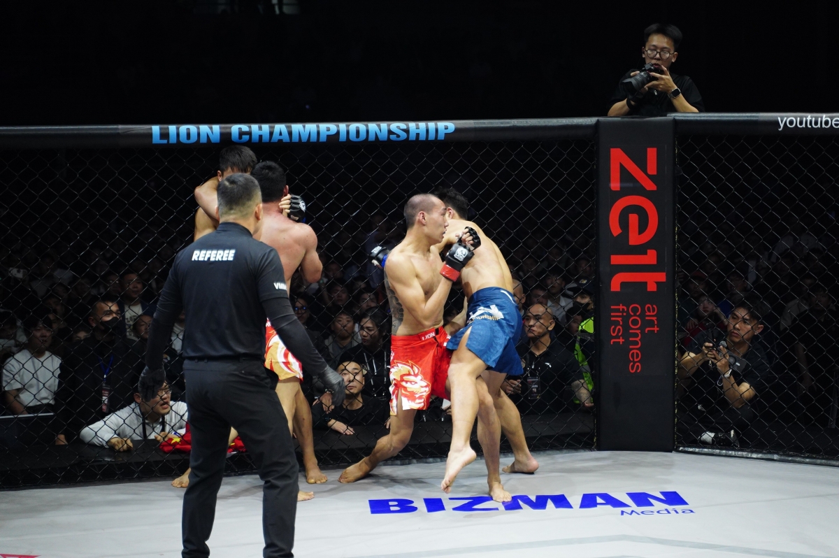 Sau 10 phút tranh tài, cả 4 võ sĩ đều đi hết thời gian chính thức của trận đấu. 