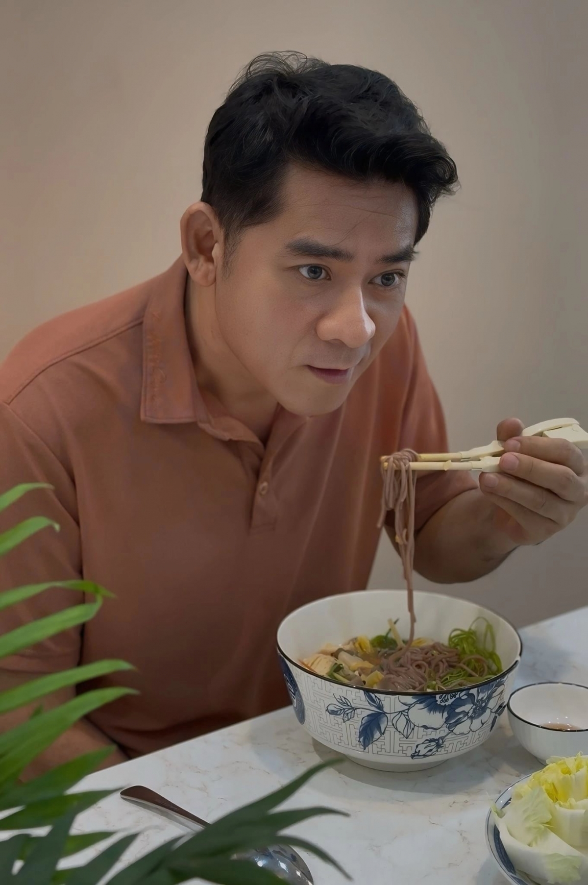 Tay phải chưa thực sự hồi phục nên nghệ sĩ Huỳnh Anh Tuấn nấu ăn, sinh hoạt bằng tay trái.