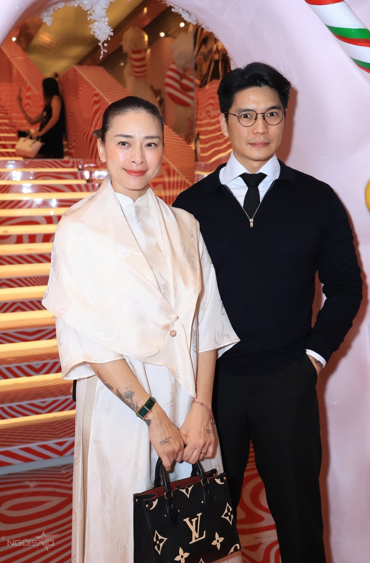 Ngô Thanh Vân mặc áo dài dáng suông, sánh vai ông xã Huy Trần dự đám cưới diễn viên Đoàn Minh Tài tại một trung tâm sự kiện sang trọng ở TP HCM.