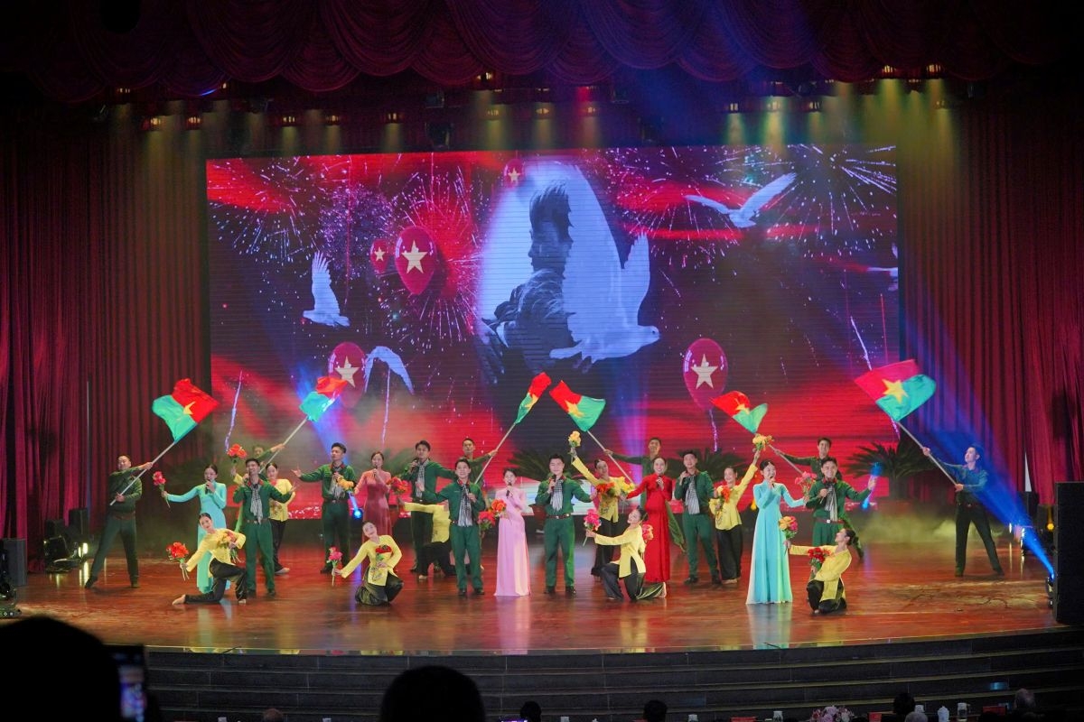 Tiết mục văn nghệ tái hiện lịch sử hào hùng của Quân đội Nhân dân Việt Nam (ảnh: D.P)