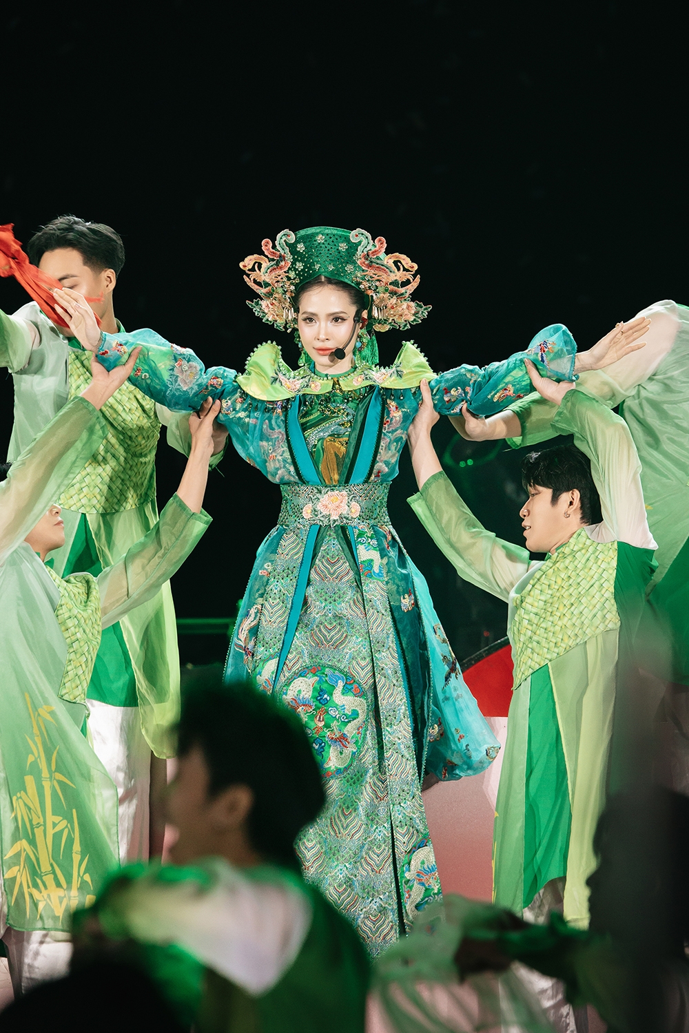 Đặc biệt, phần trình diễn của ca nương Kiều Anh với mashup “Phong nữ – Cô đôi thượng ngàn” lần đầu được đưa lên sân khấu lớn đã gây ấn tượng mạnh. Không chỉ thể hiện giọng hát văn đặc trưng, nghệ sĩ còn kết hợp múa hầu đồng, đánh trống, tái hiện không gian tín ngưỡng thờ Mẫu đầy màu sắc và sinh động.