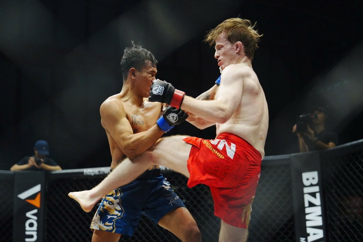 Trận đấu Nguyễn Văn Lâm đối đầu Harry Smith cũng mang đến sự chú ý. 