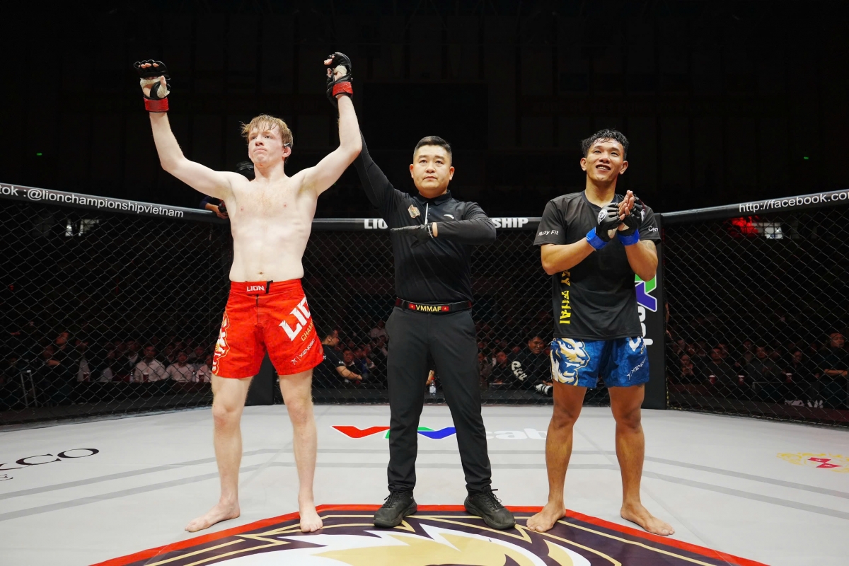 Dù vậy, ưu thế về thể hình, thể lực giúp Harry Smith giành chiến thắng bằng tính điểm đồng thuận từ tổ trọng tài. 