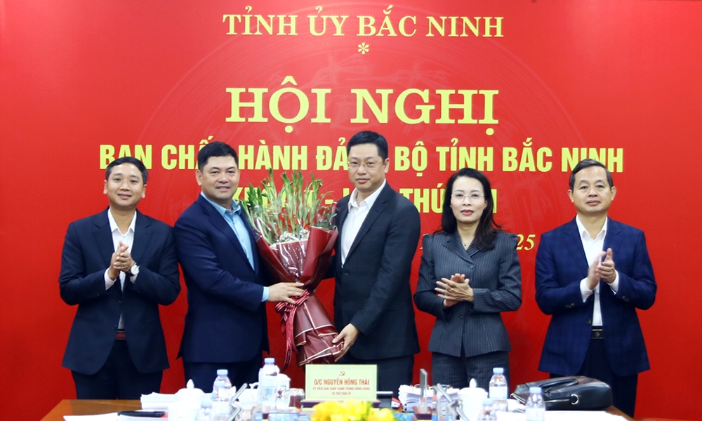 Bí thư Tỉnh ủy Bắc Ninh Nguyễn Hồng Thái chúc mừng tân Phó Bí thư Trần Huy Phương