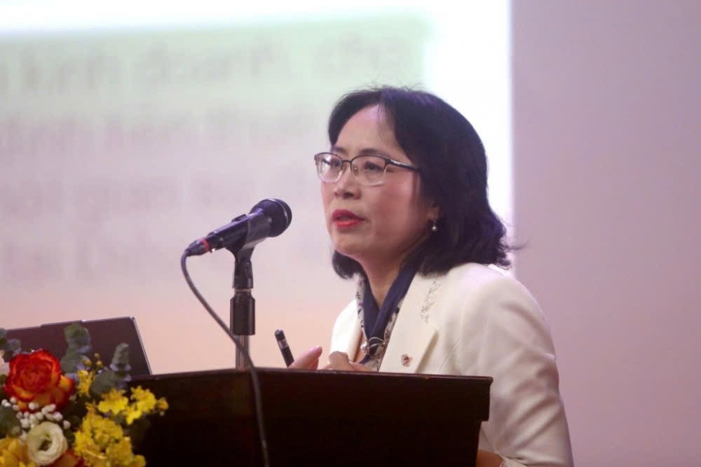 Bà Vũ Thị Hải Yến - Phó Vụ trưởng Vụ Tài chính - Kinh tế ngành trình bày tham luận về công tác xét duyệt và tổng hợp các quyết toán NSNN của các Bộ, cơ quan Trung ương