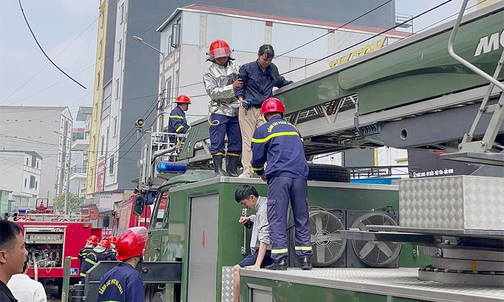 Lực lượng chức năng cứu người từ nhà trọ 6 tầng