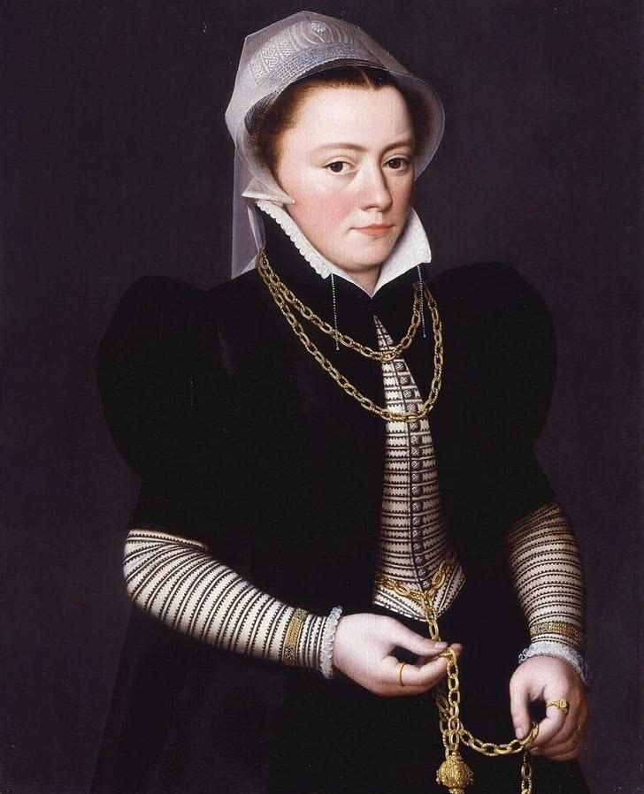 Pomander du nhập vào châu Âu từ văn hóa phương Đông từ thế kỷ XIII. Đây là một vật chứa, thường có dạng hình cầu, bên trong đựng các loại thảo mộc và hương liệu. Lý do sử dụng cũng khá thực tế khi những mùi hương này giúp át đi những mùi khó chịu.