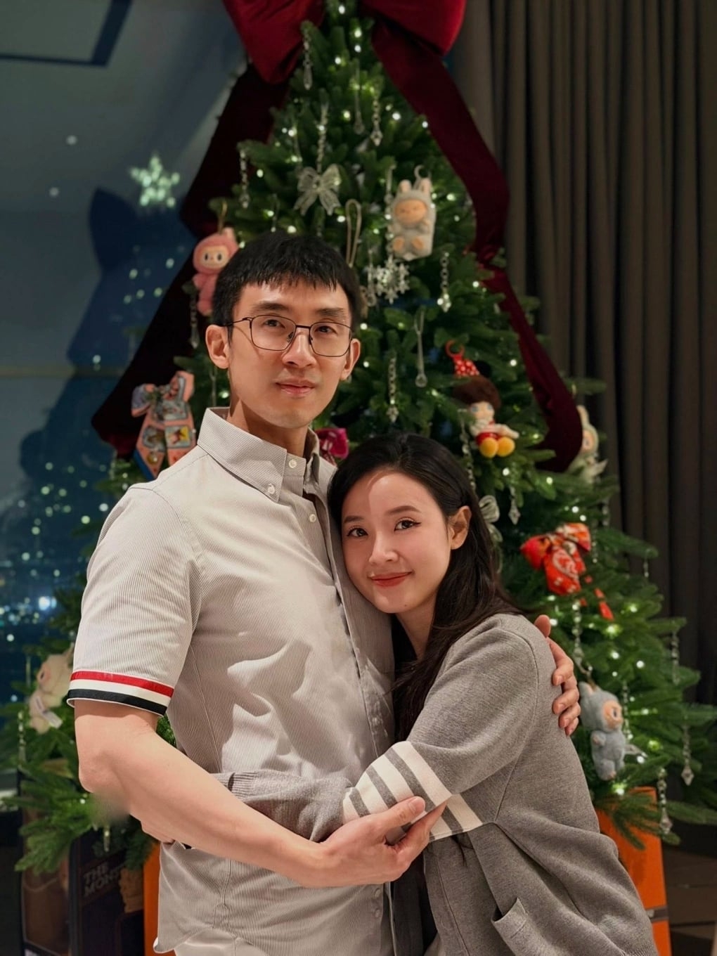 Sao Việt 27/12: Midu khoe những khoảnh khắc đáng nhớ trong đêm Giáng sinh cùng ông xã - doanh nhân Minh Đạt. Cặp vợ chồng chọn trang phục đồng điệu, mời một vài người bạn thân thiết đến nhà dự tiệc.