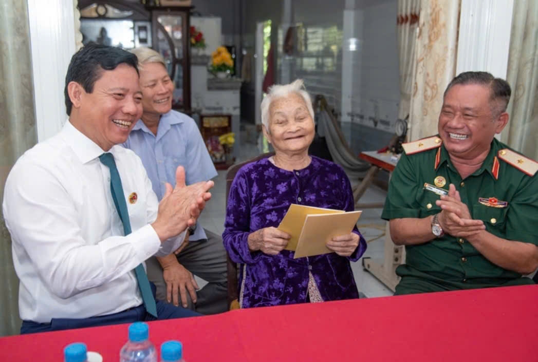 Thiếu tướng Trần Chí Tâm, Phó Chính ủy Quân khu 7 và ông Phạm Tấn Hòa, Phó Chủ tịch UBND tỉnh Tây Ninh tặng quà Mẹ Việt Nam anh hùng Nguyễn Thị Tư, ở xã Bình Thành (ảnh: QK7)