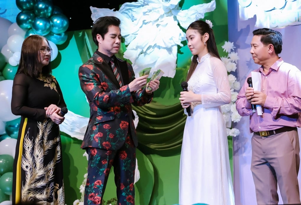 Dự lễ trưởng thành của học trò Ngọc Thảo 'The Voice Kids Germany 2022' ở Đức, Ngọc Sơn bất ngờ rút ví đếm 5.000 euro tặng cô theo phong tục ở Đức.