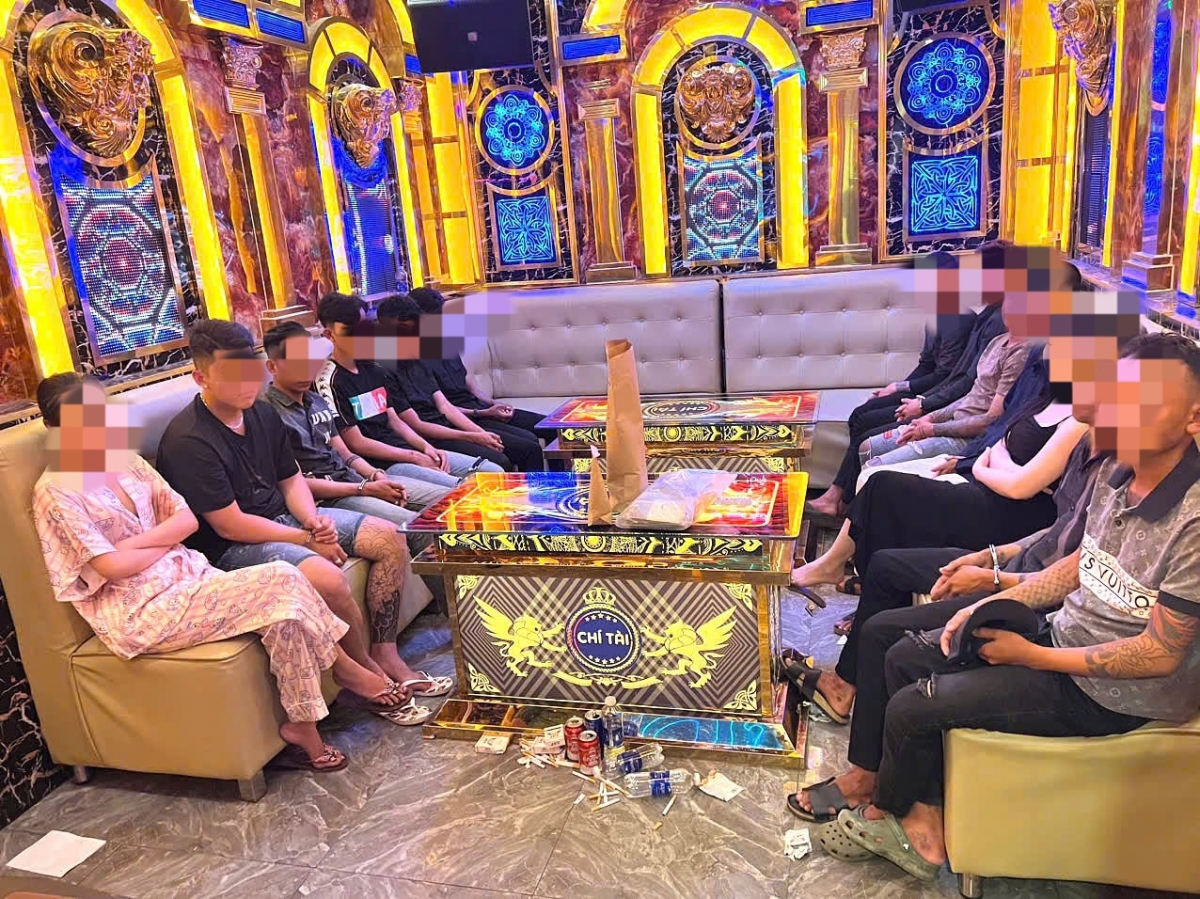 13 đối tượng ở Phòng Vip số 6- Ảnh: Công an thành phố Cần Thơ