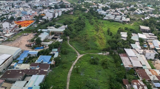 Trong khi đó, khu vực thuộc Dự án thành phần 3 (từ đường Phạm Văn Đồng đến nút giao Gò Dưa, dài 2,7 km) đã triển khai từ năm 2017 nhưng đến nay vẫn rơi vào tình trạng “đắp chiếu”.