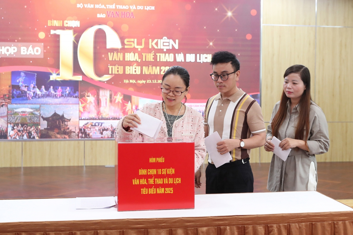 Các nhà báo bỏ phiếu bình chọn