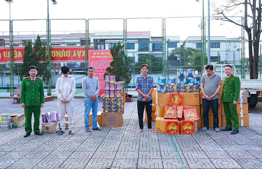 Các đối tượng cùng tang vật liên quan. (Ảnh: Công an Hà Tĩnh).