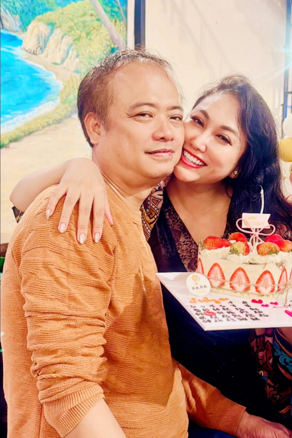 Diễn viên Phi Thanh Vân hạnh phúc khi con trai Tấn Đức coi bạn trai U60 của cô như cha ruột và được anh chăm sóc, dạy dỗ rất chân thành.