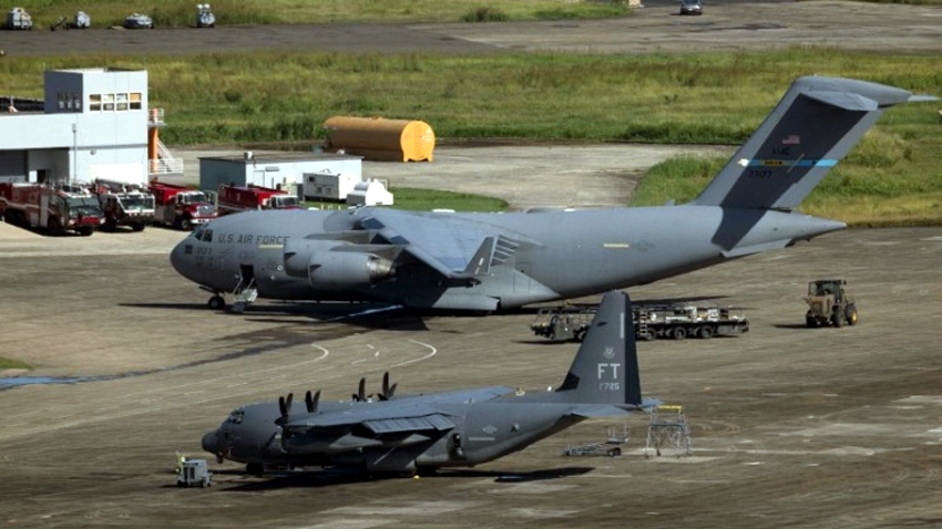 Vận tải cơ C-17 xuất hiện tại căn cứ Roosevelt Roads của Mỹ ở Ceiba, Puerto Rico - Ảnh: Reuters