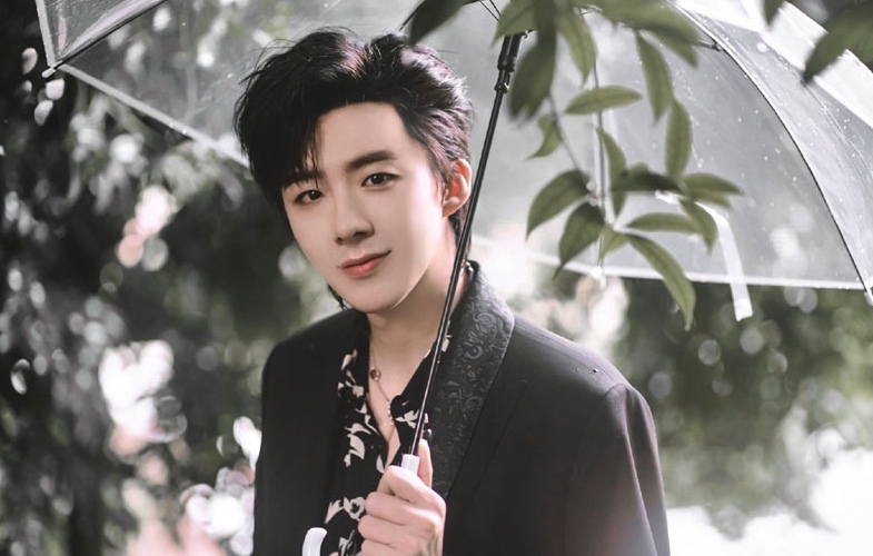 Năm 2025, Lưu Vũ Ninh xuất sắc giành vị trí dẫn đầu nhờ hai vai chính trong "Mỹ nhân tù" và "Mộng trung mộng". Từng bị đánh giá là không hợp cổ trang vì ngoại hình, anh đã lật ngược hoàn toàn định kiến bằng diễn xuất tốt và khí chất mạnh mẽ. Chiều cao nổi bật, cảm xúc sâu sắc cùng thần thái cuốn hút giúp anh thu về lượng người hâm mộ khủng trong năm.