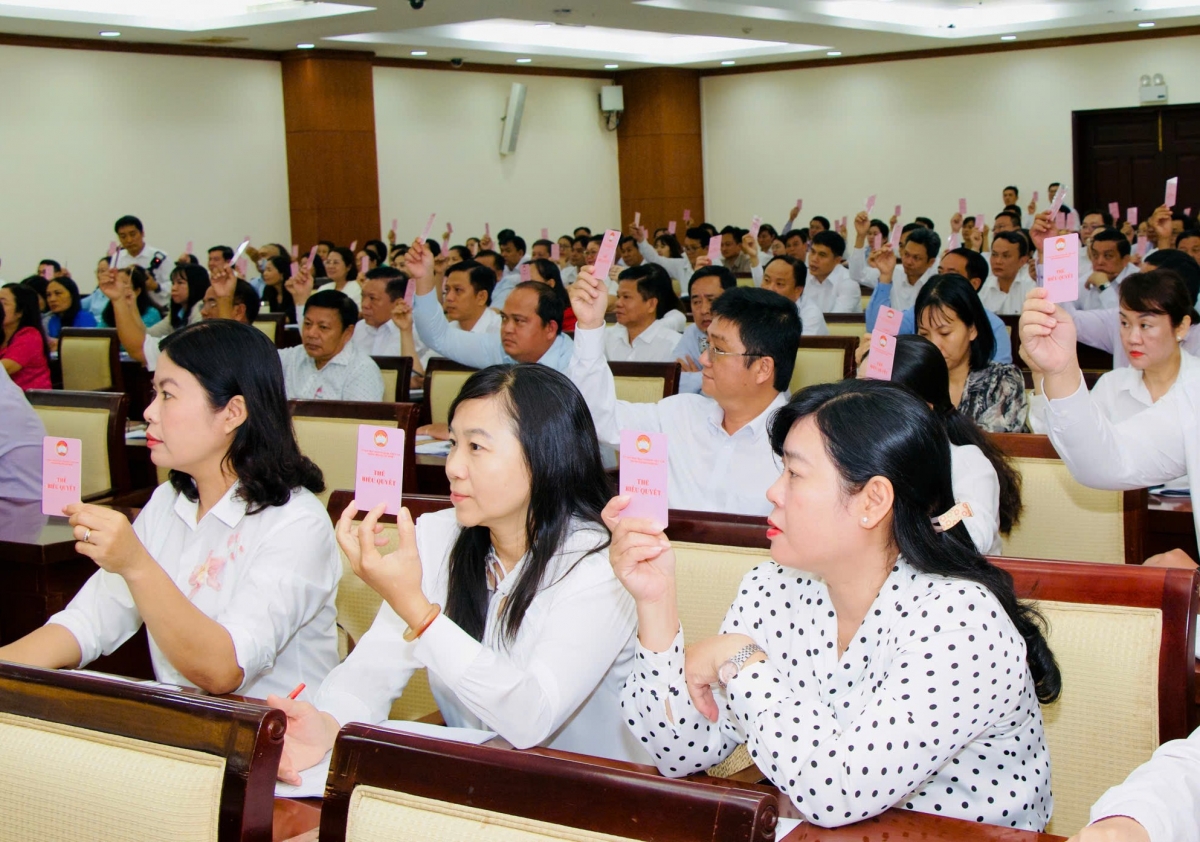 Đại biểu biểu quyết tại hội nghị. (Ảnh: MTTQ)