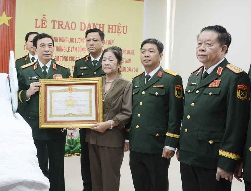 Đại tướng Phan Văn Giang cùng Đại tướng Nguyễn Trọng Nghĩa trao danh hiệu Anh hùng LLVT nhân dân tặng Đại tướng Lê Văn Dũng, do thân nhân đại diện đón nhận (ảnh: D.H)