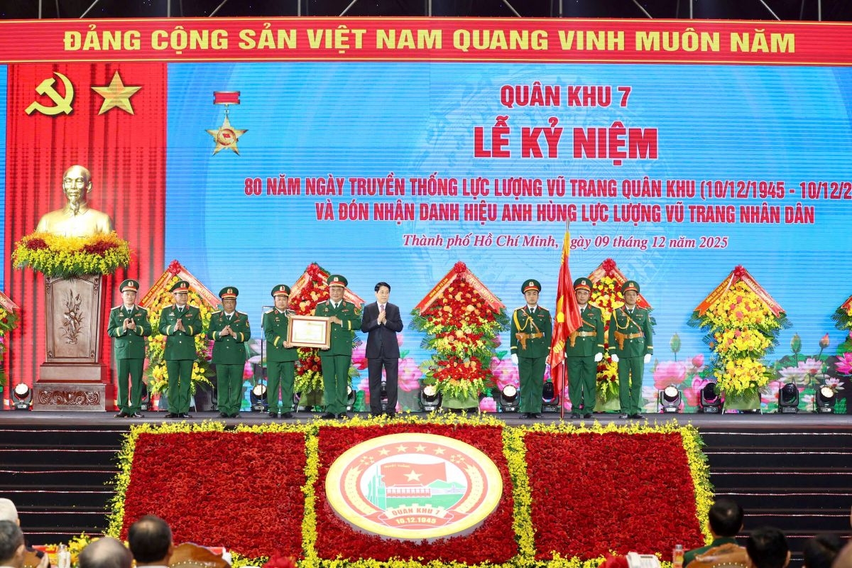 Chủ tịch nước Lương Cường trao Danh hiệu Anh hùng LLVT nhân dân tặng LLVT Quân khu 7. (Ảnh: Lê Trầm)