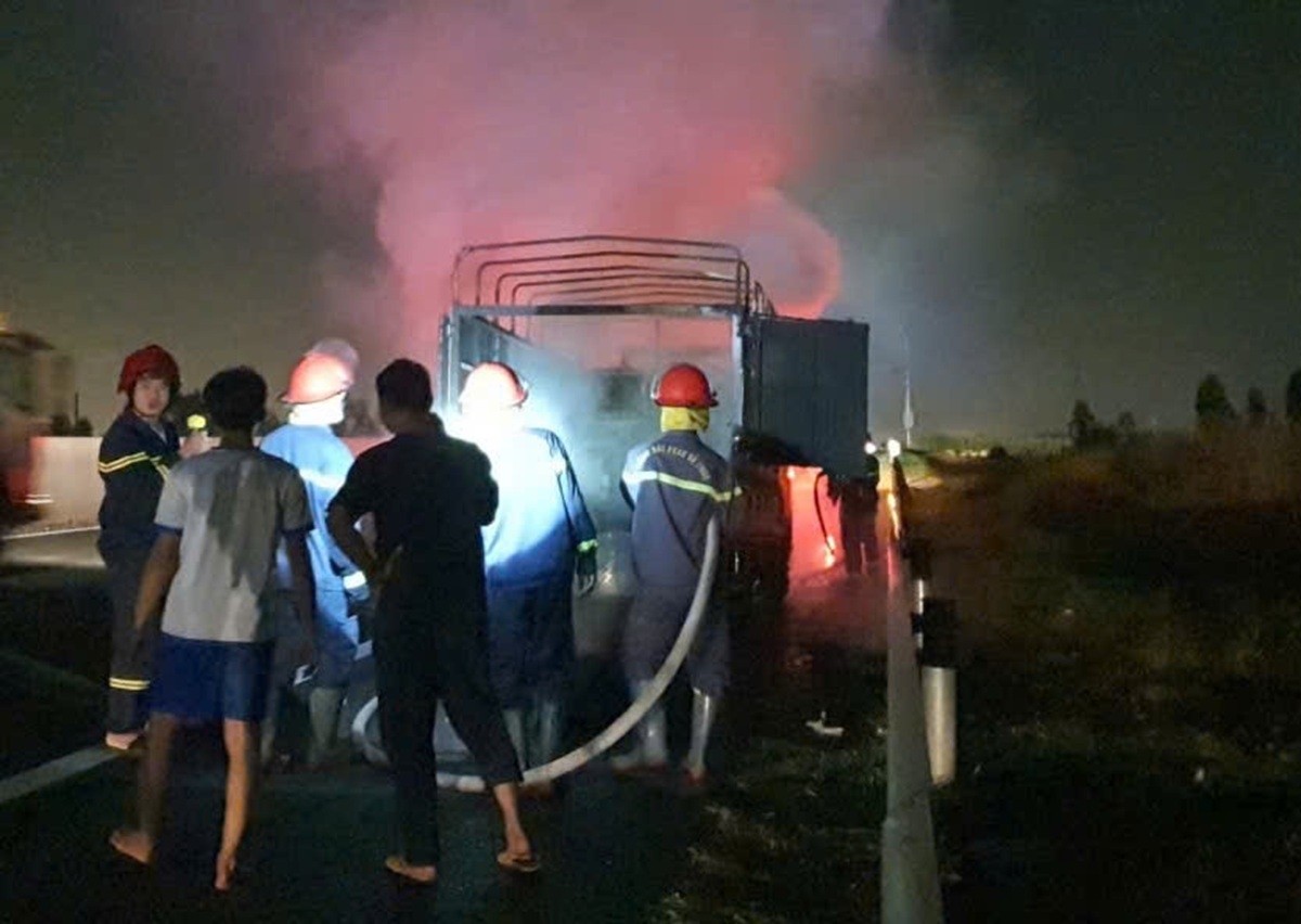 Lực lượng chức năng có mặt kịp thời để khống chế đám cháy. Ảnh: B.H