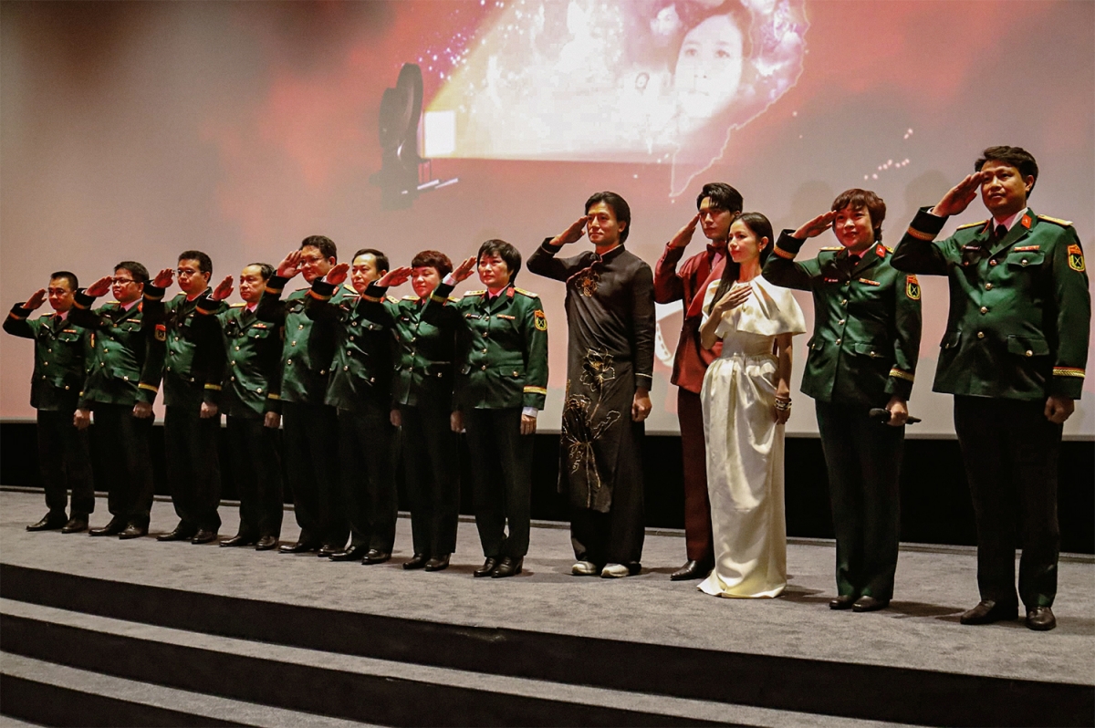 Đoàn làm phim “Mưa đỏ” tại buổi bế mạc Tuần lễ “Điện ảnh Việt Nam - Hành trình ánh sáng”.