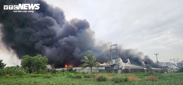 Theo thông tin ban đầu, ngọn lửa xuất phát từ đám cháy nhỏ trong xưởng sản xuất, sau đó nhanh chóng bùng phát và lan rộng ra khu vực lân cận.