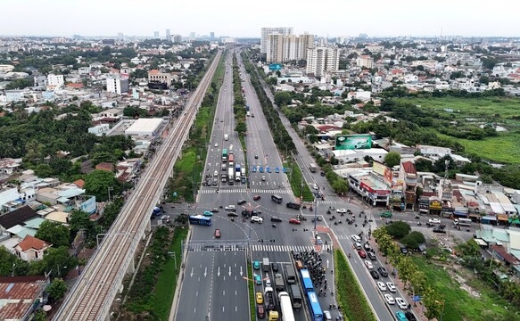 Vành đai 2 TP.HCM có tổng chiều dài 64km đến nay đã hoàn thành 50km. Đến ngày 19/12, 2 dự án xây dựng 2 đoạn đường dài tổng cộng 6km thuộc Vành đai 2 cắt ngang đường Võ Nguyên Giáp (TP Thủ Đức cũ) sẽ được khởi công xây dựng.